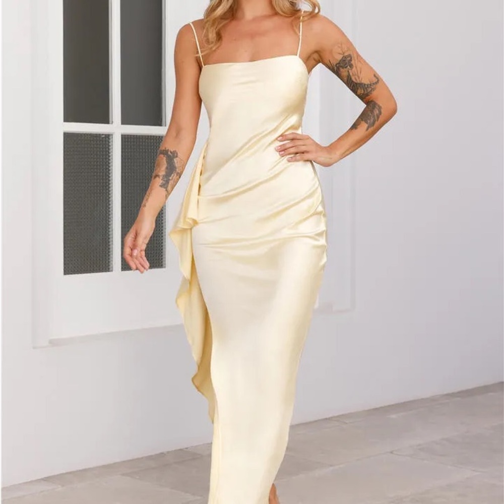 Chic Pale Yellow Satin Dress with Spaghetti Straps
